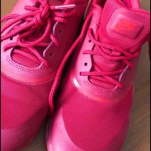 Women’s red NIKE air sneakers NWOT
